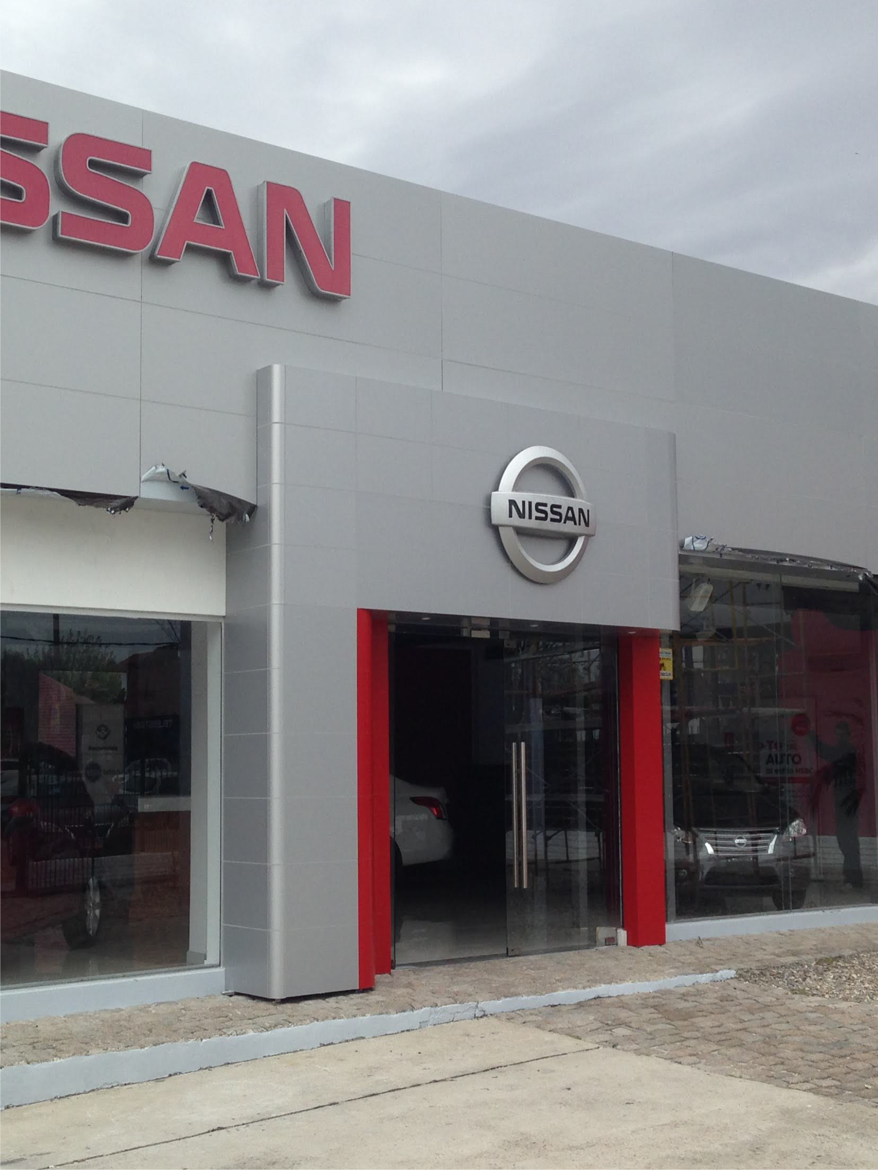 Portico y Cenefa ACM - Casa Nissan